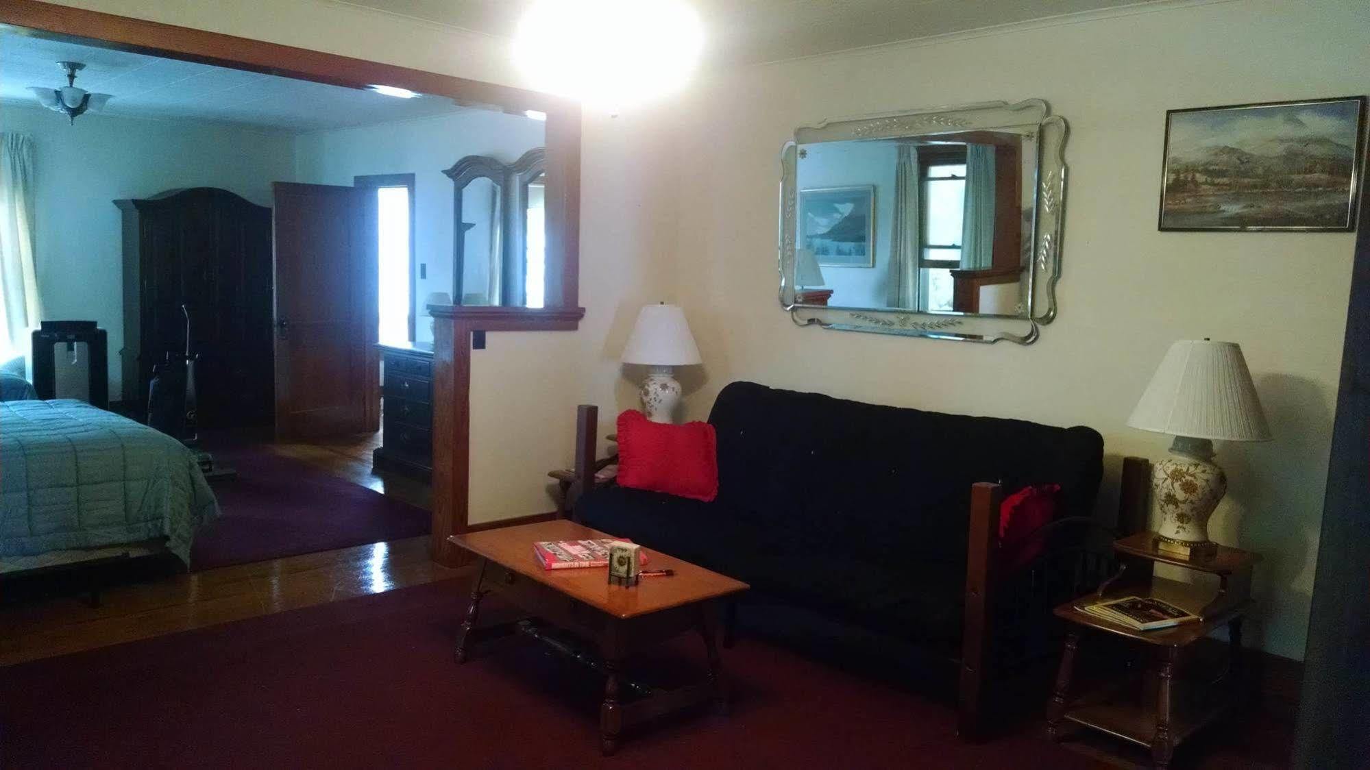 Fish & Loaves Bed And Breakfast Numidia Bagian luar foto