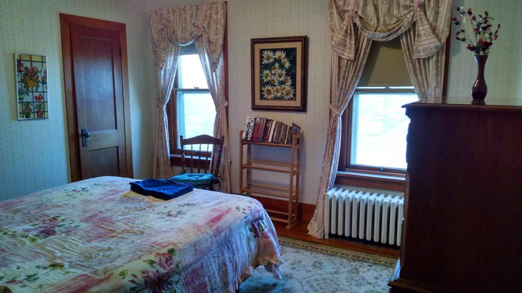 Fish & Loaves Bed And Breakfast Numidia Bagian luar foto